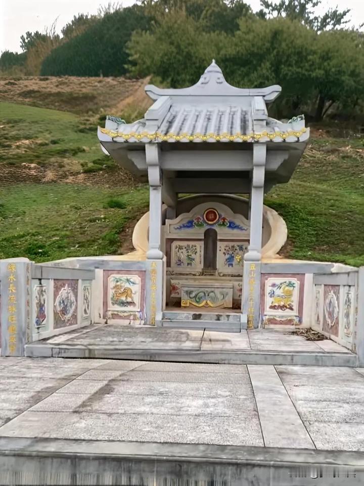 山顶上发现一座豪华古墓，墓碑上还有拜亭，两旁还有精美的雕刻与彩画，全部建筑材料是