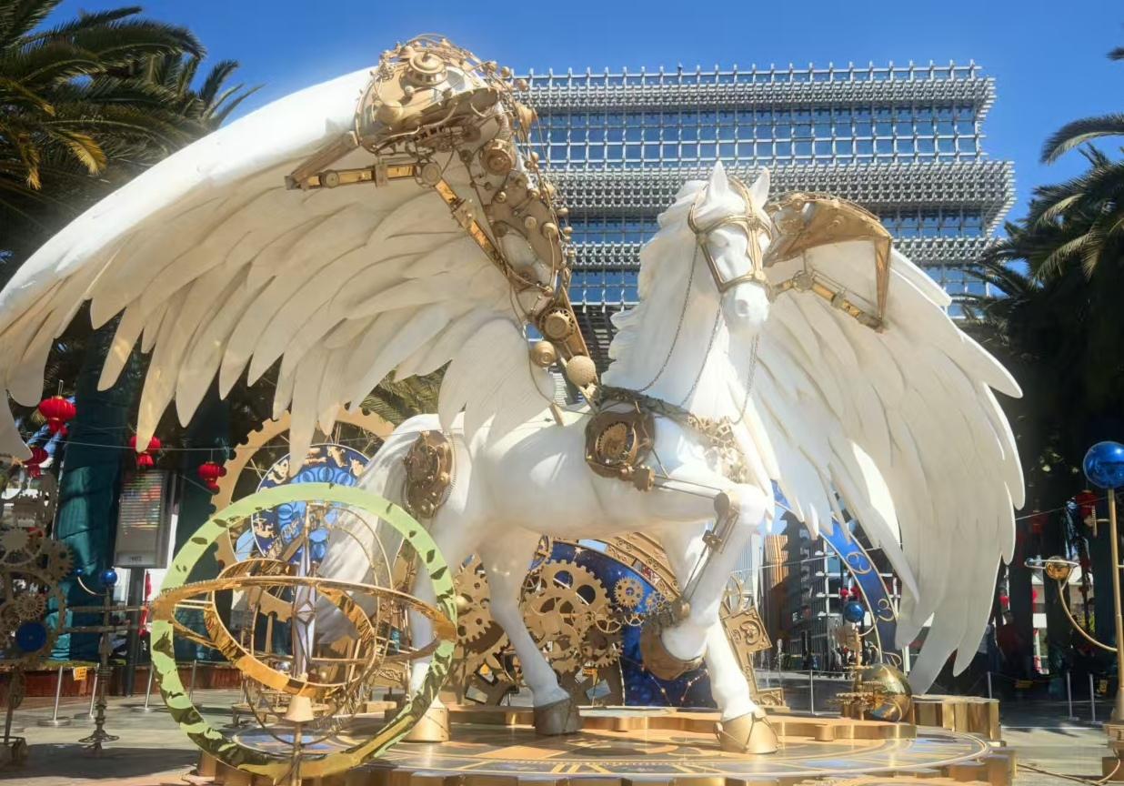 为迎接春节而精心妆扮后的昆明公园1903美爆了！
那地标性玻璃凯旋门前的大型机械