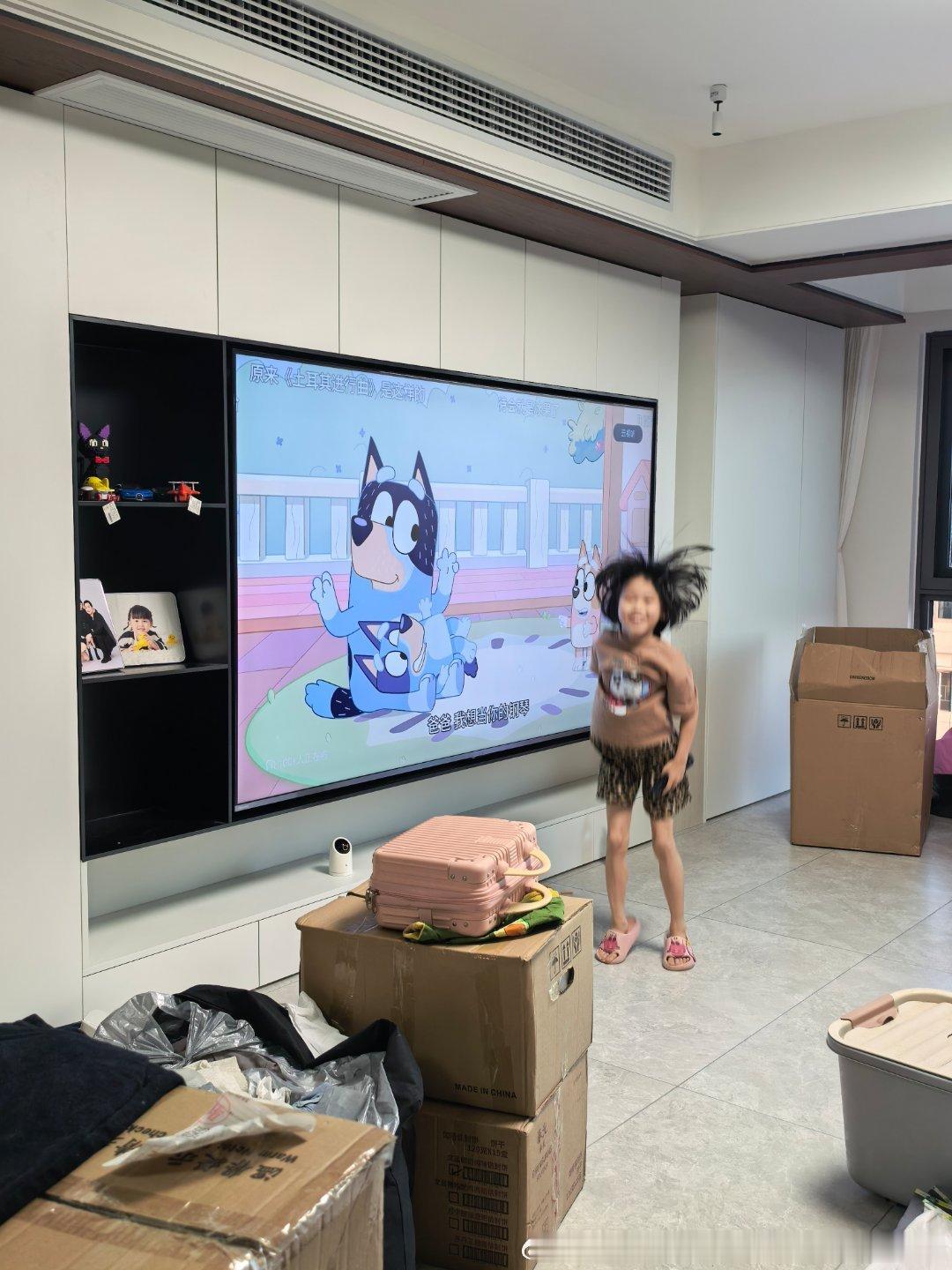 团团：妈妈布鲁伊变得好大只了妮娜一家饭团团日常
