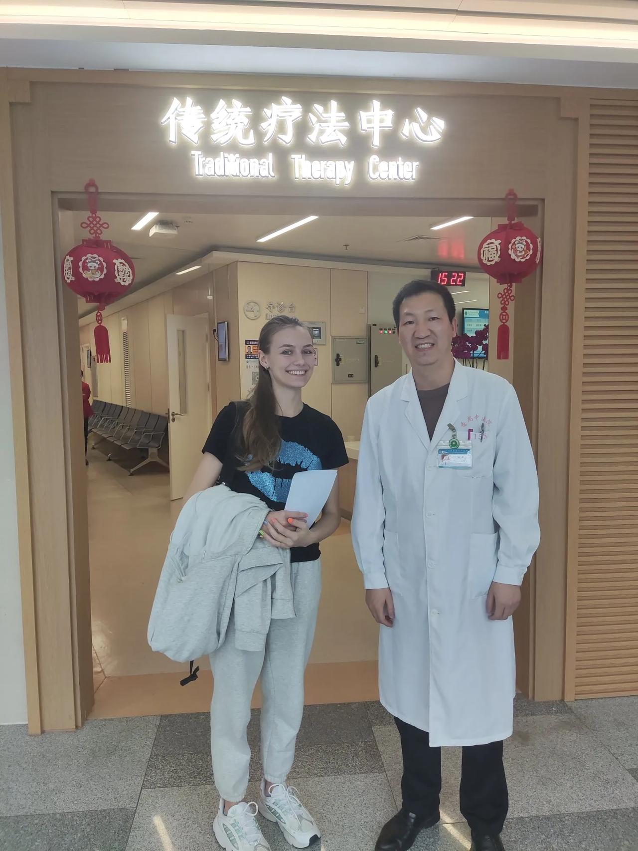 俄罗斯小美女去年过来旅游的时候因为颈椎病做了刮痧和小针刀，说做完半年都没有痛过。