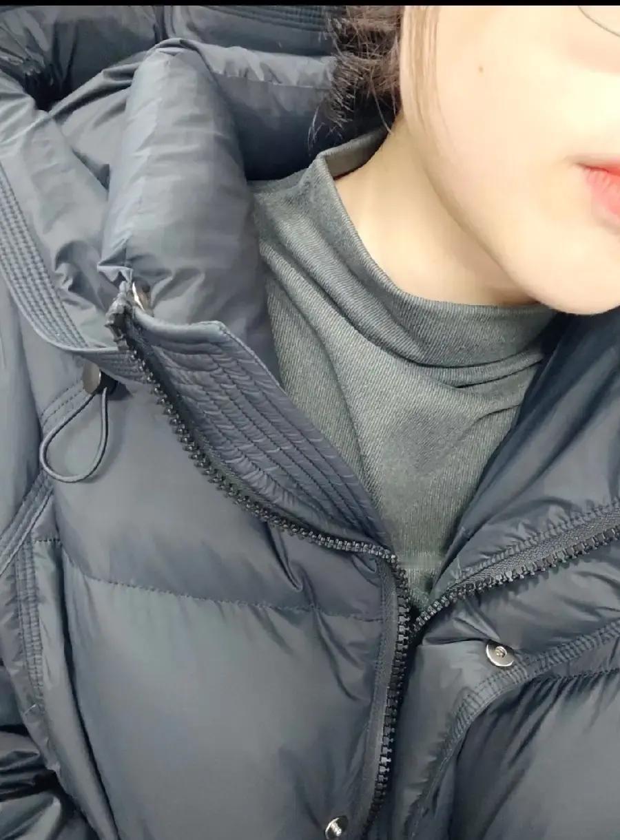 一网友晒出五年前10元买的德绒打底衫，袖口都没起球，冬天照穿。
她顺手把近五百块