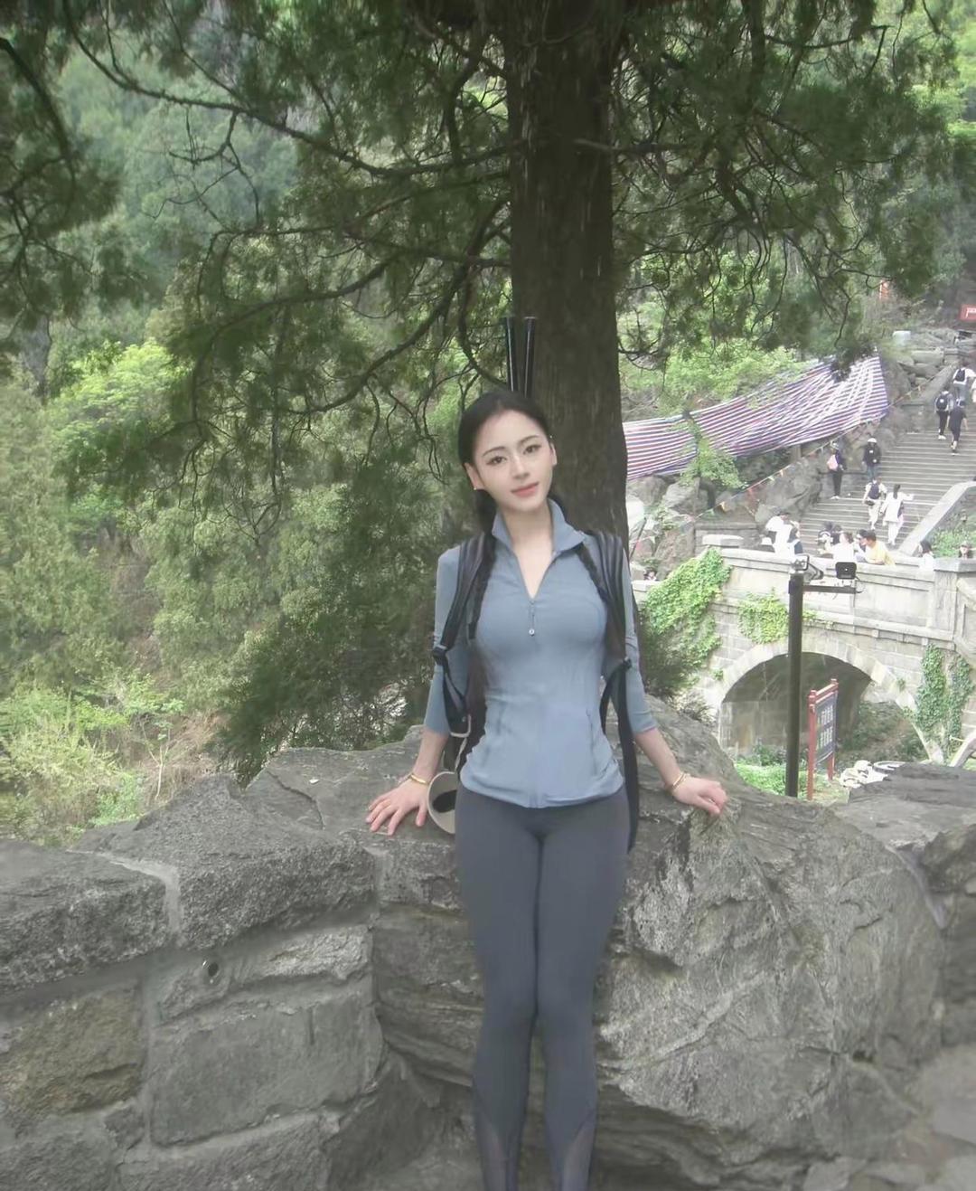 泰山真不错，以后还来！只是山高路又陡，爬完腿都在打颤
