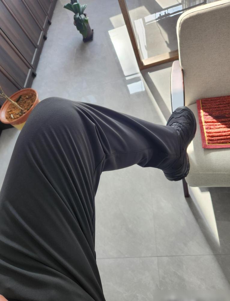 别再看那些标价三四千的始祖鸟了。

醒醒，你的“户外信仰”正在被国货打崩。

最