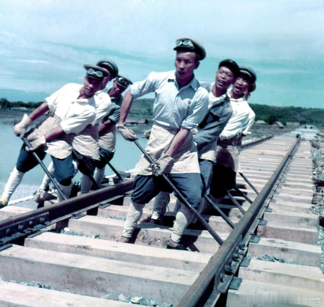1953年，筑路工人。摄影 张韫磊 