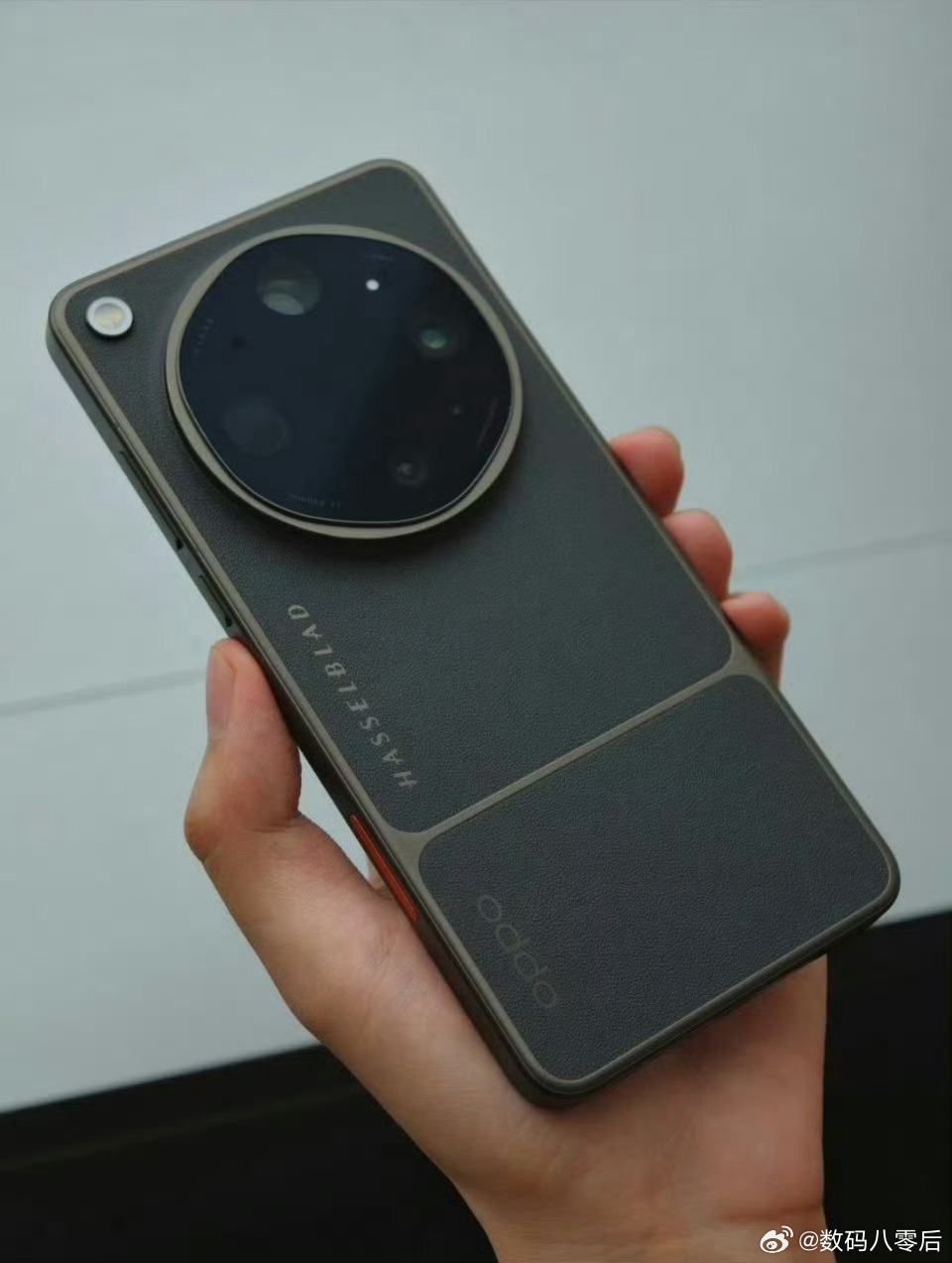 据说是OPPO Find X9 Ultra的真机，这个设计我觉得还挺好！ 