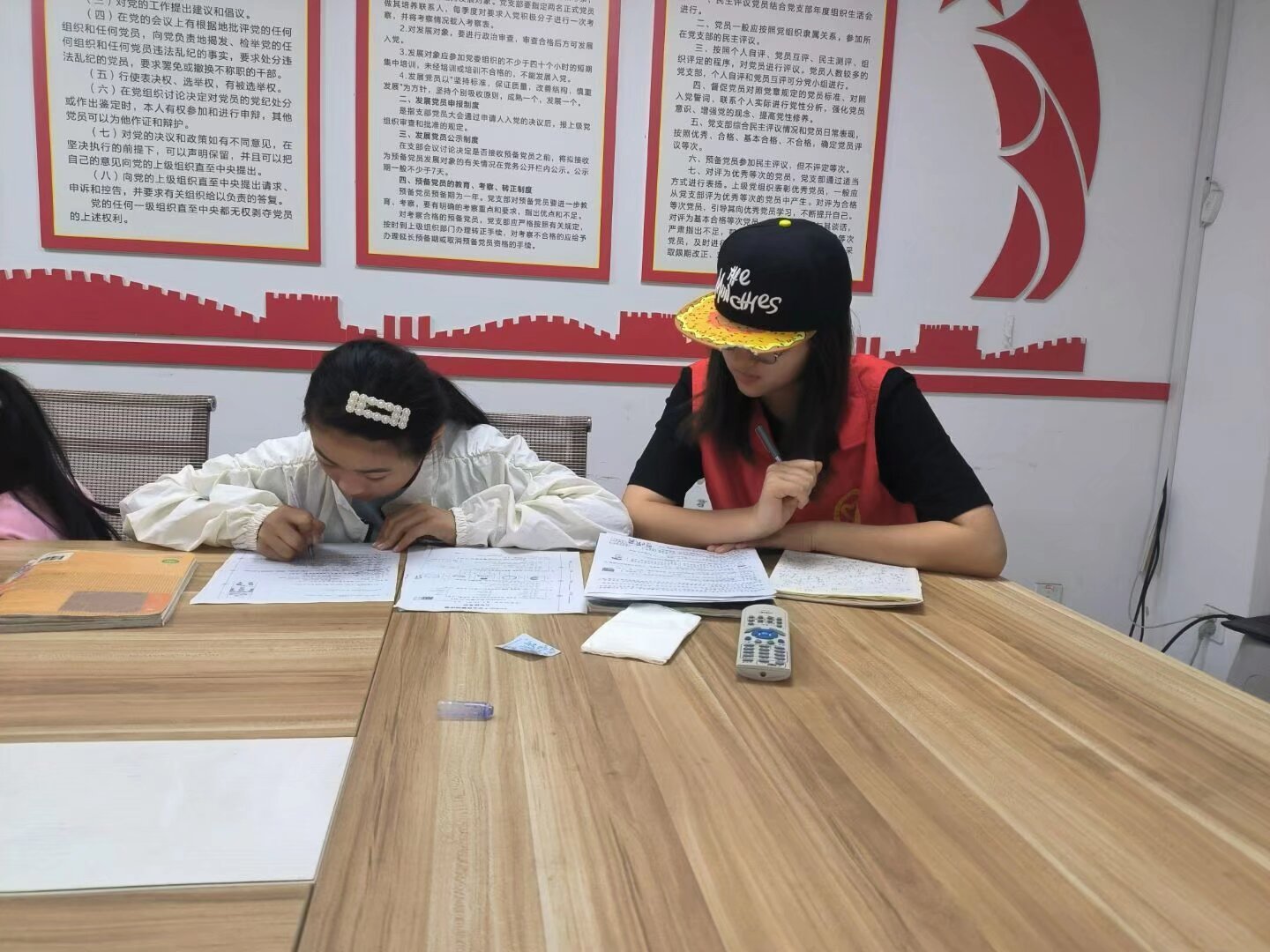 秦岭笑谈[超话]凤凰社区开设青少年文学课堂助力文化成长在城市化快速发展的背景下，