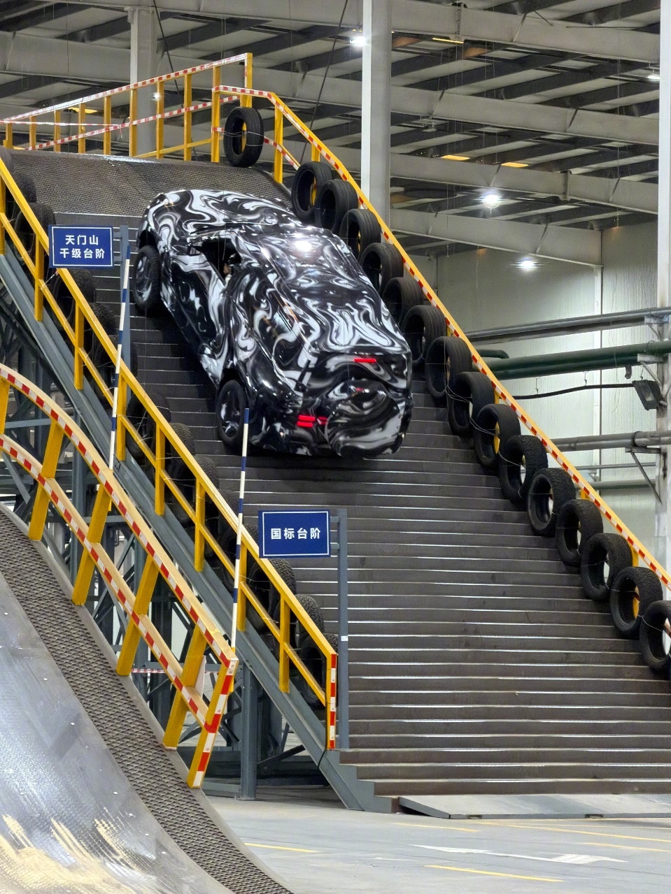 比亚迪把天门山天梯搬进了厂房  比亚迪将天门山千级台阶复刻至厂房，用钢板搭建出比