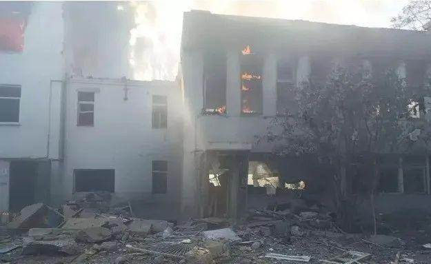 关于黑海舰队司令部的遭袭，乌军一共用了两发风暴阴影：第一发命中黑海舰队司令部西翼