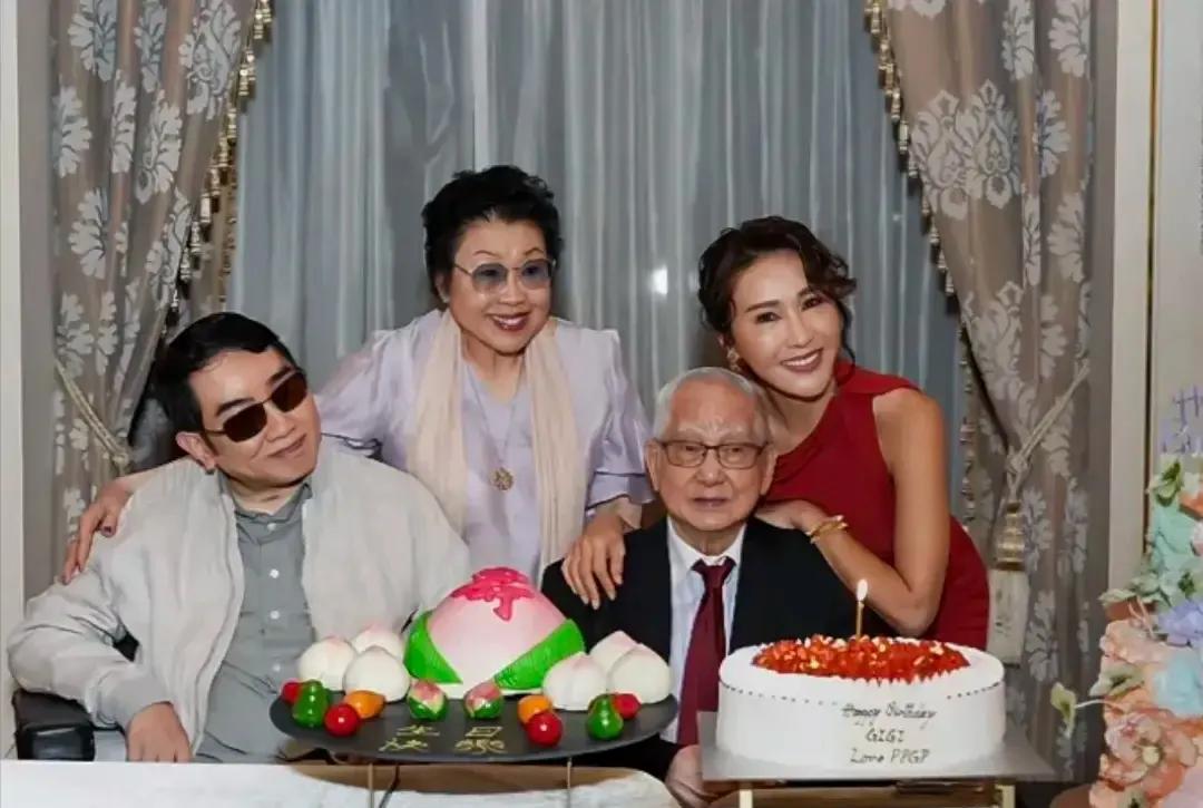 黎姿对亲情好重视哦，55岁生日，也要跟父母以及弟弟黎婴一起过，完全没有因为嫁入豪