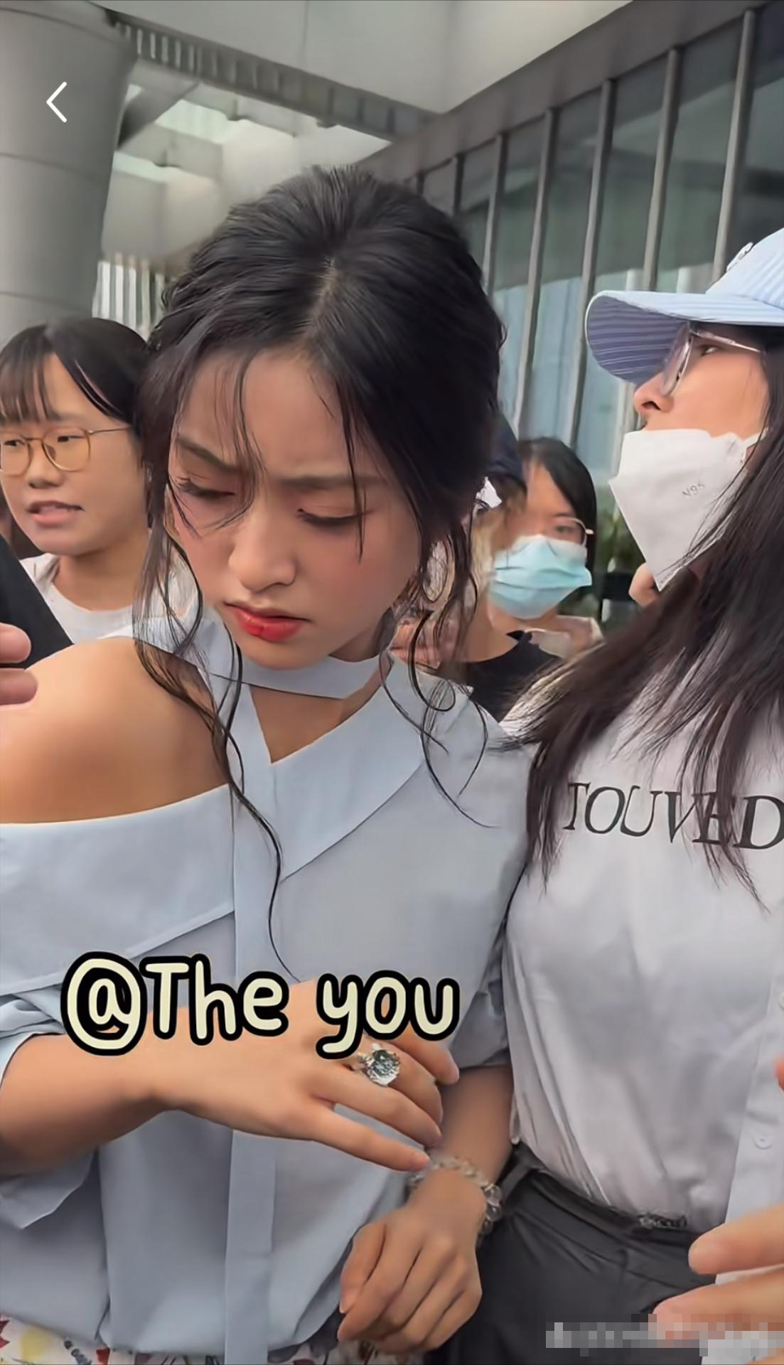 沈月被粉丝围堵表情都难看了……挤的水泄不通，真是不懂这些粉丝和代拍，到底有什么好