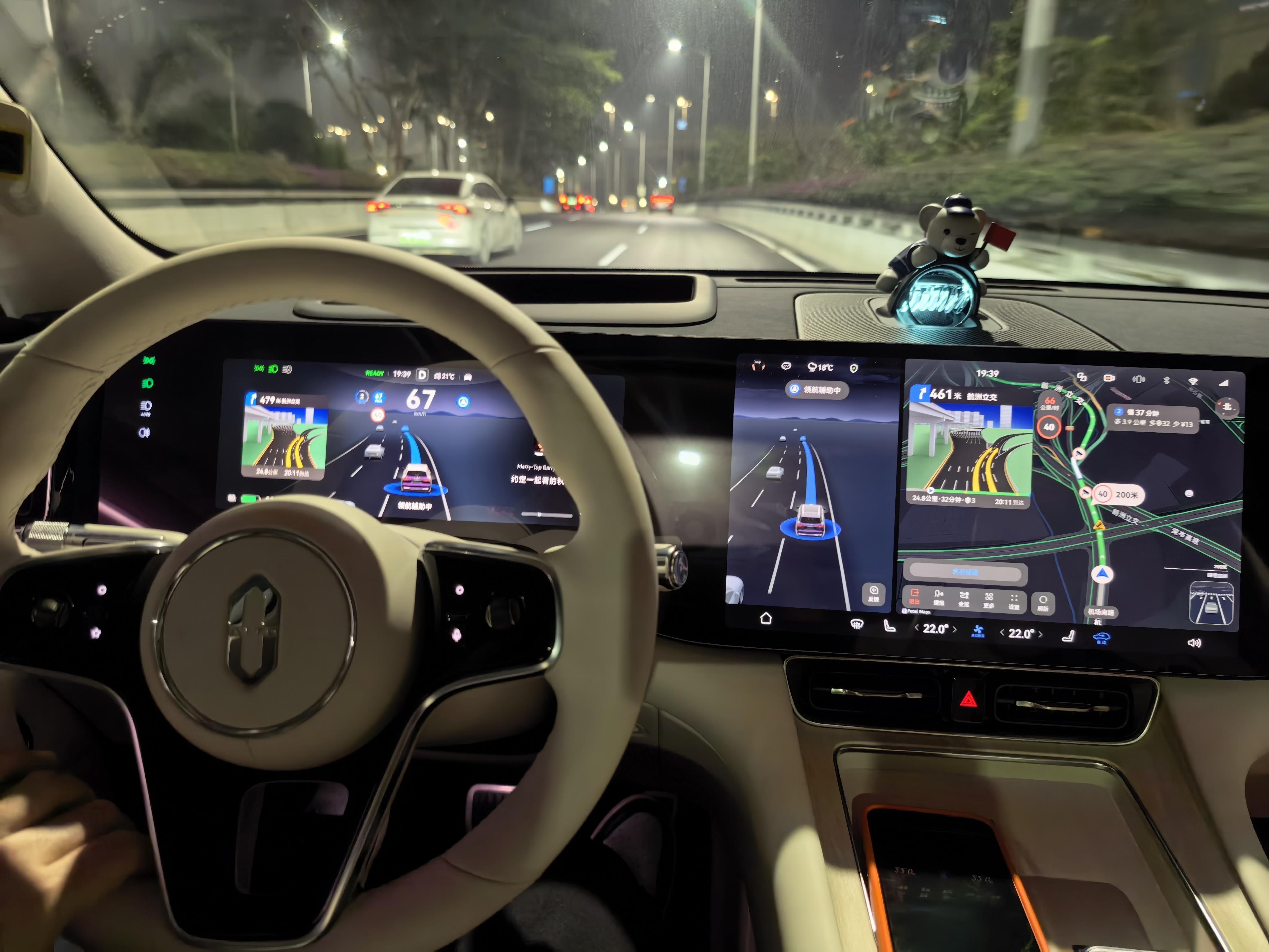 鸿蒙智行开门红 OTA 之后，新增了很多实用的功能，首先上车你先看到 ADS 的