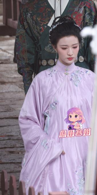 王楚然春晚后又出绝美镜头了 王楚然不愧是难得的大青衣美人！拍摄新剧一身粉紫色古装