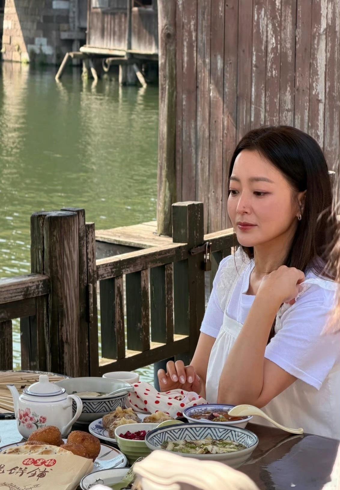 乌镇偶遇金喜善天呐！谁能想到当年的白月光玉漱公主来乌镇了。一身简约白衣搭配草帽，