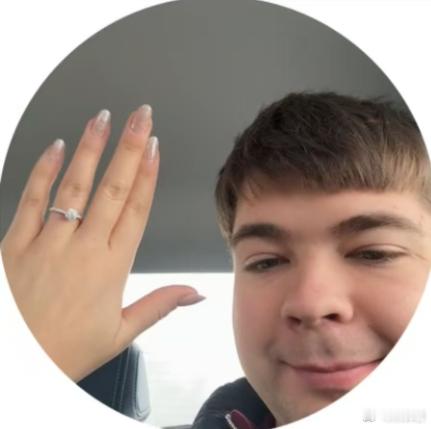 马林向自己的女友求婚成功！恭喜！有意思的是马林求婚用的DR戒指，包装上居然有中文