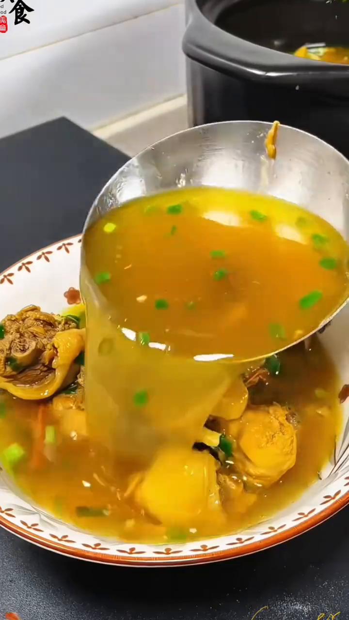 坐月子一定要舍得喝的汤，婆婆一定要收藏好。
·一、猪蹄花生汤。压好后加盐、胡椒粉