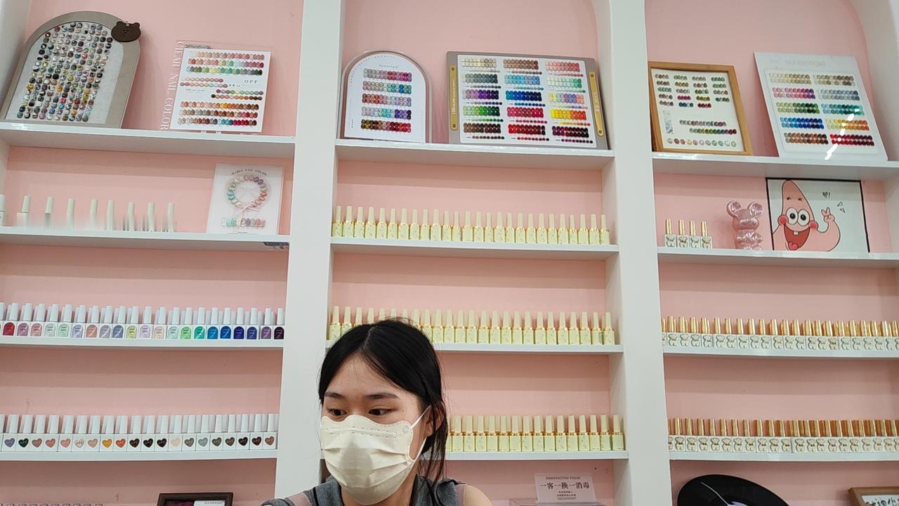 比幸福更重要的，是提升自己感知幸福的能力，比如傍晚的晚风，安静独处的时光。这些抵