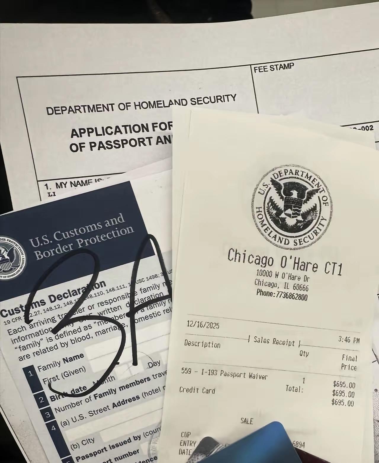 最近在芝加哥机场发生一个真实案例：一位绿卡持有者，因为长期在中国生活，只是偶尔回