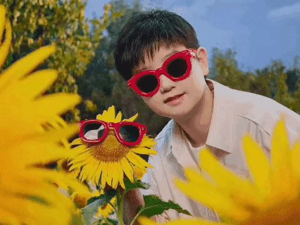 莎莎像个小太阳
向日葵都围着长
戴上眼镜仔细看
她俩长得还挺像

花儿朵朵向太阳