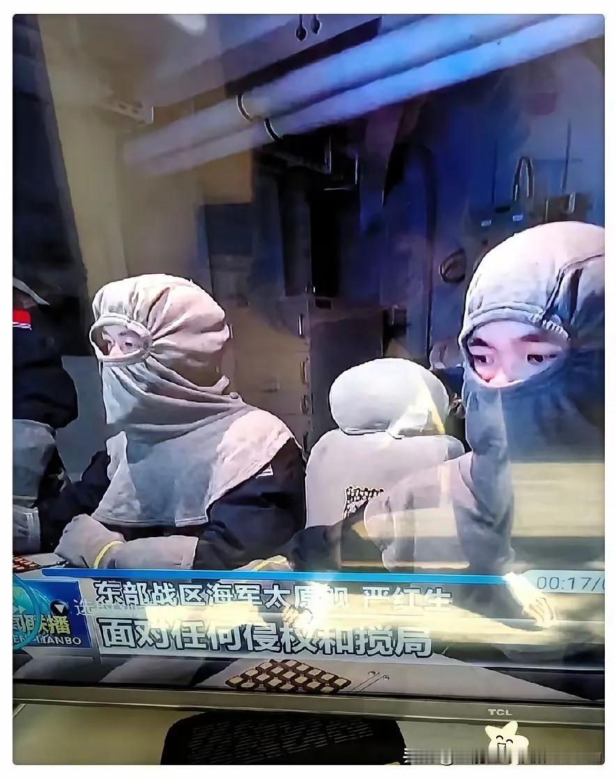 正义使命-2025演习里，海军指战员的“头套”火了！别以为是耍帅或伪装，这可是能