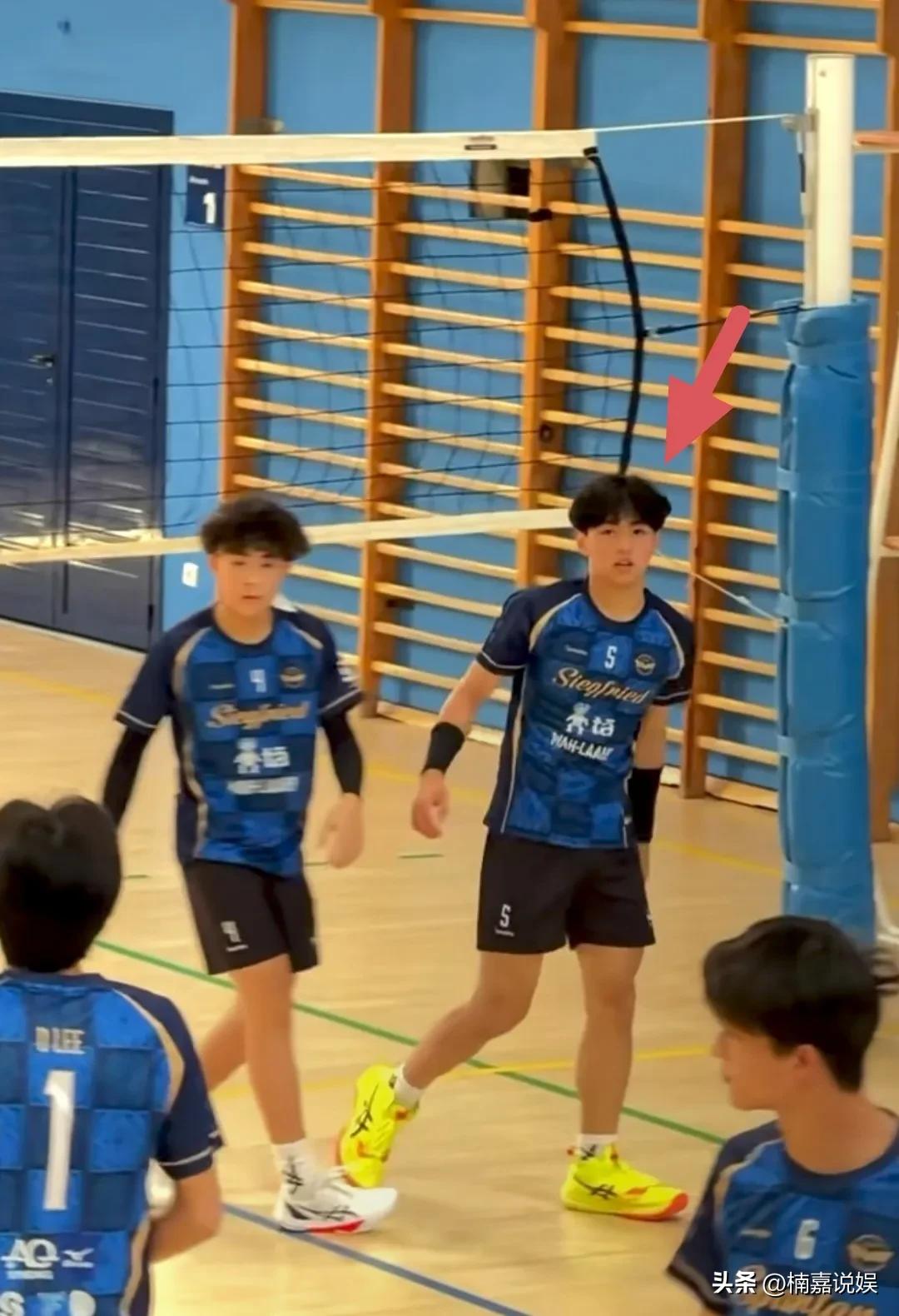 张柏芝的二儿子谢振南（小Q），在西班牙新德里参加国际青少年排球邀请赛，他真的继承