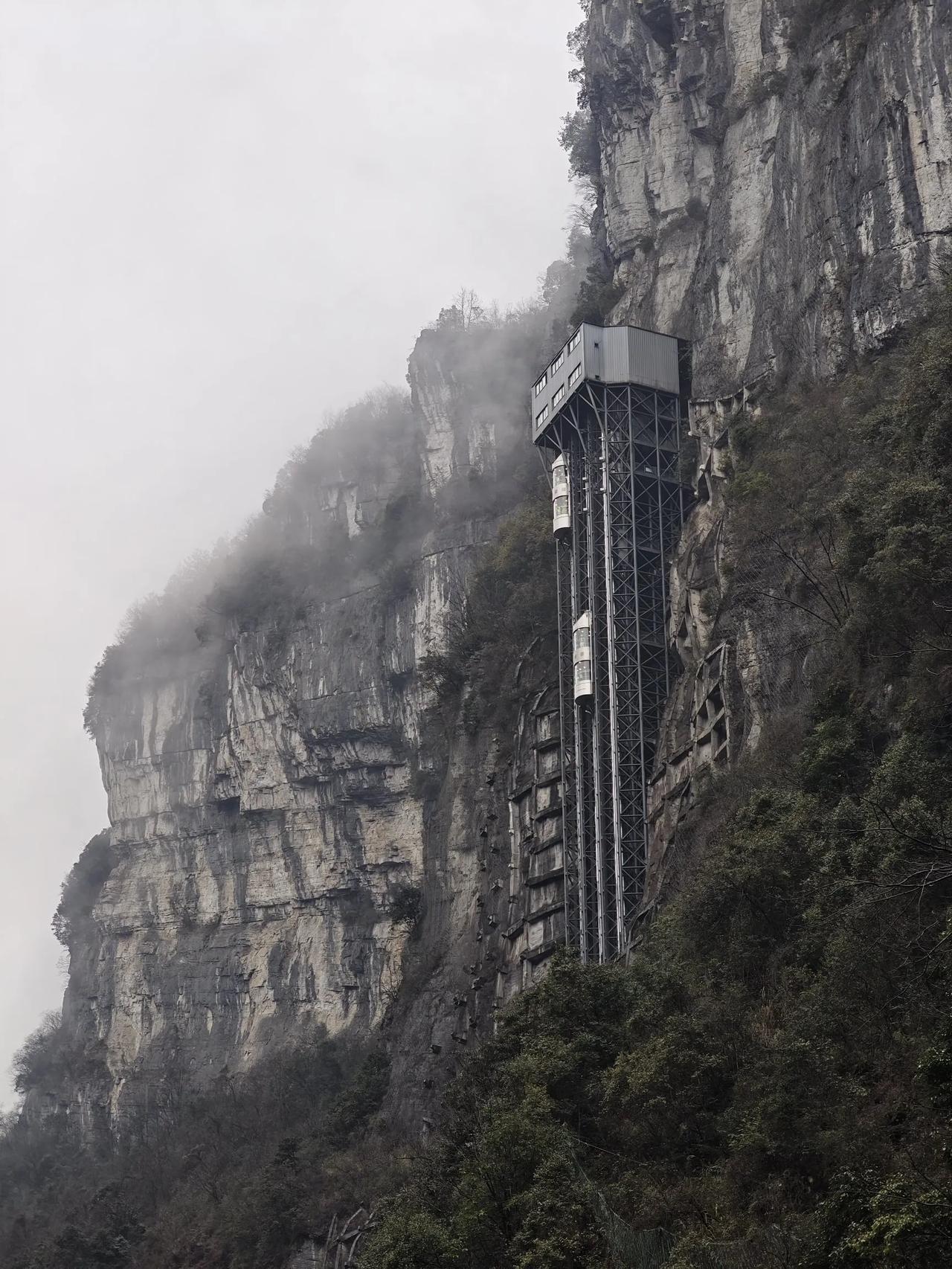 武隆天生三桥景区，不愧是世界自然遗产，非常值得游览！
现在景区新添了天龙电梯🛗