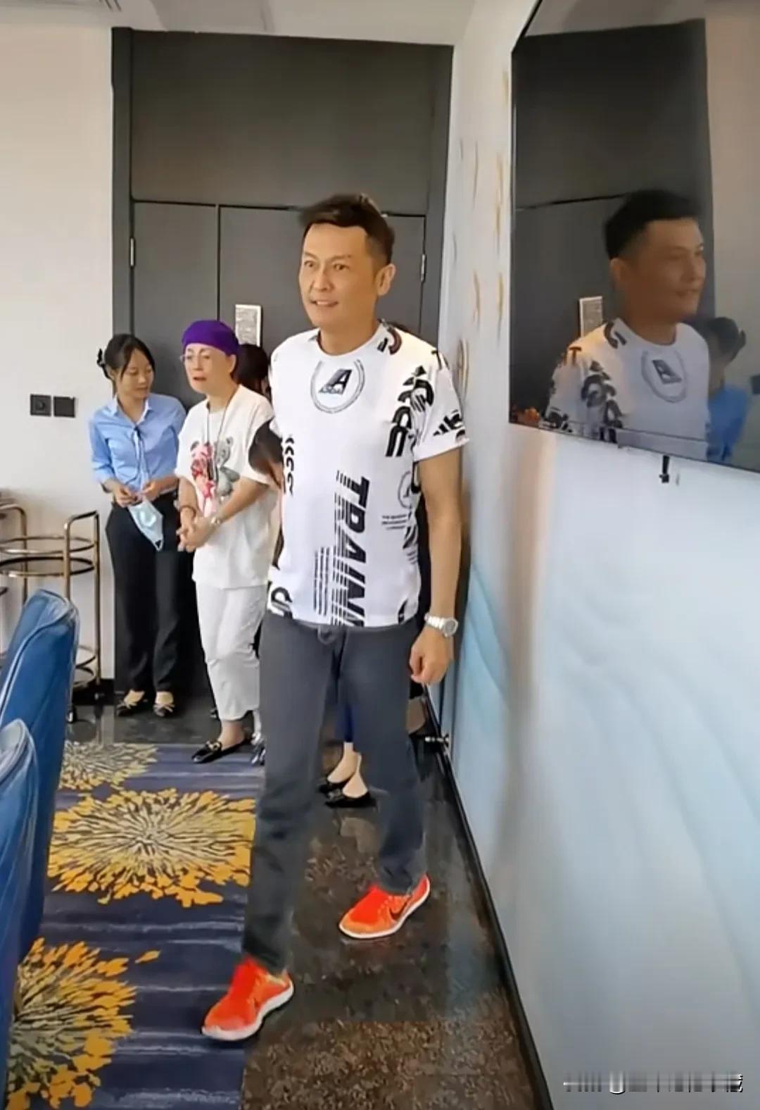 近日，著名演员关礼杰和石榴姐现身酒店一起聚餐，关礼杰还是那样帅气，一点也没变老，