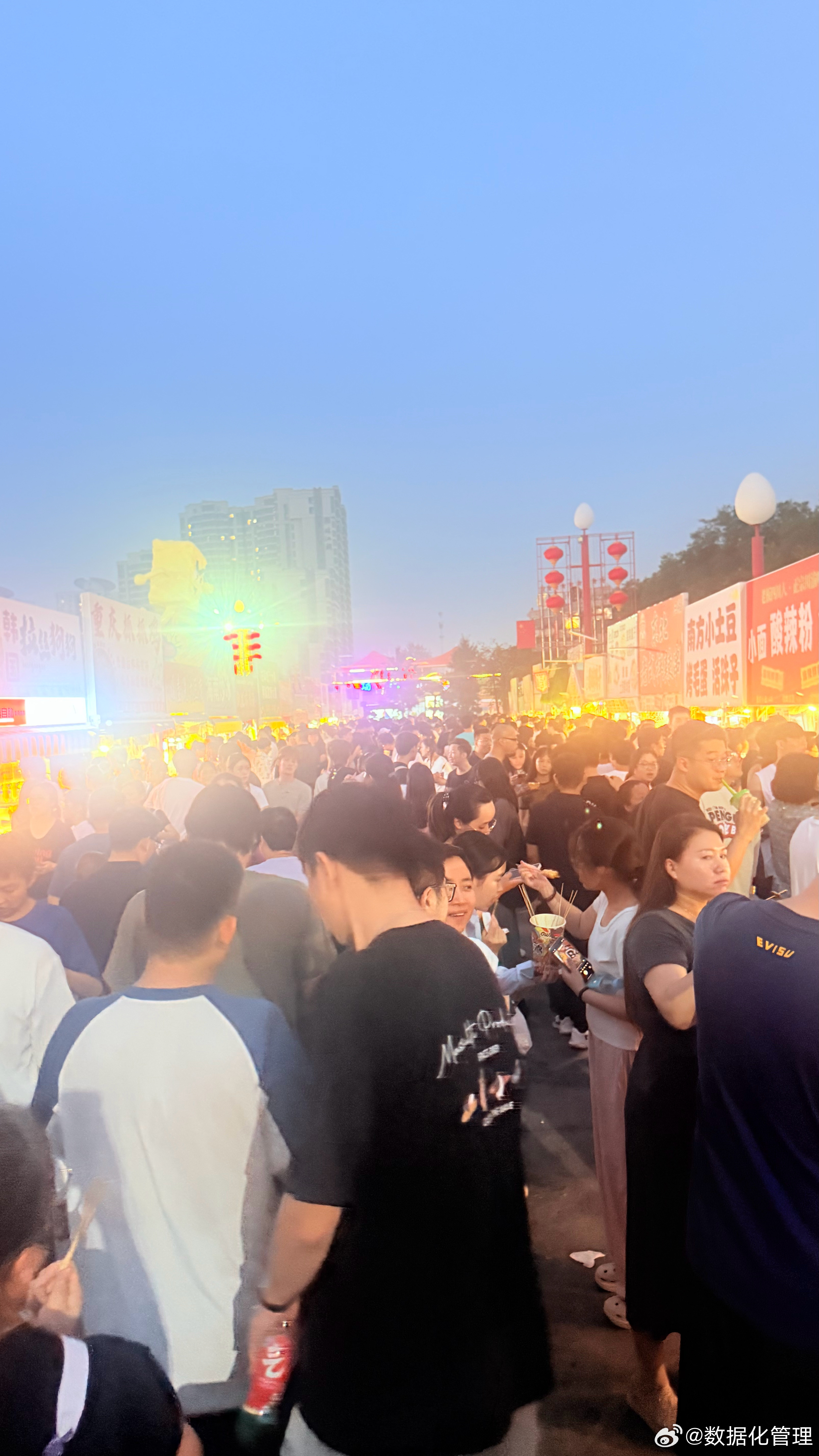 所谓夜市，就是平时对卫生，预制菜，就餐环境都挑三拣四的一群人happy的烟火市场