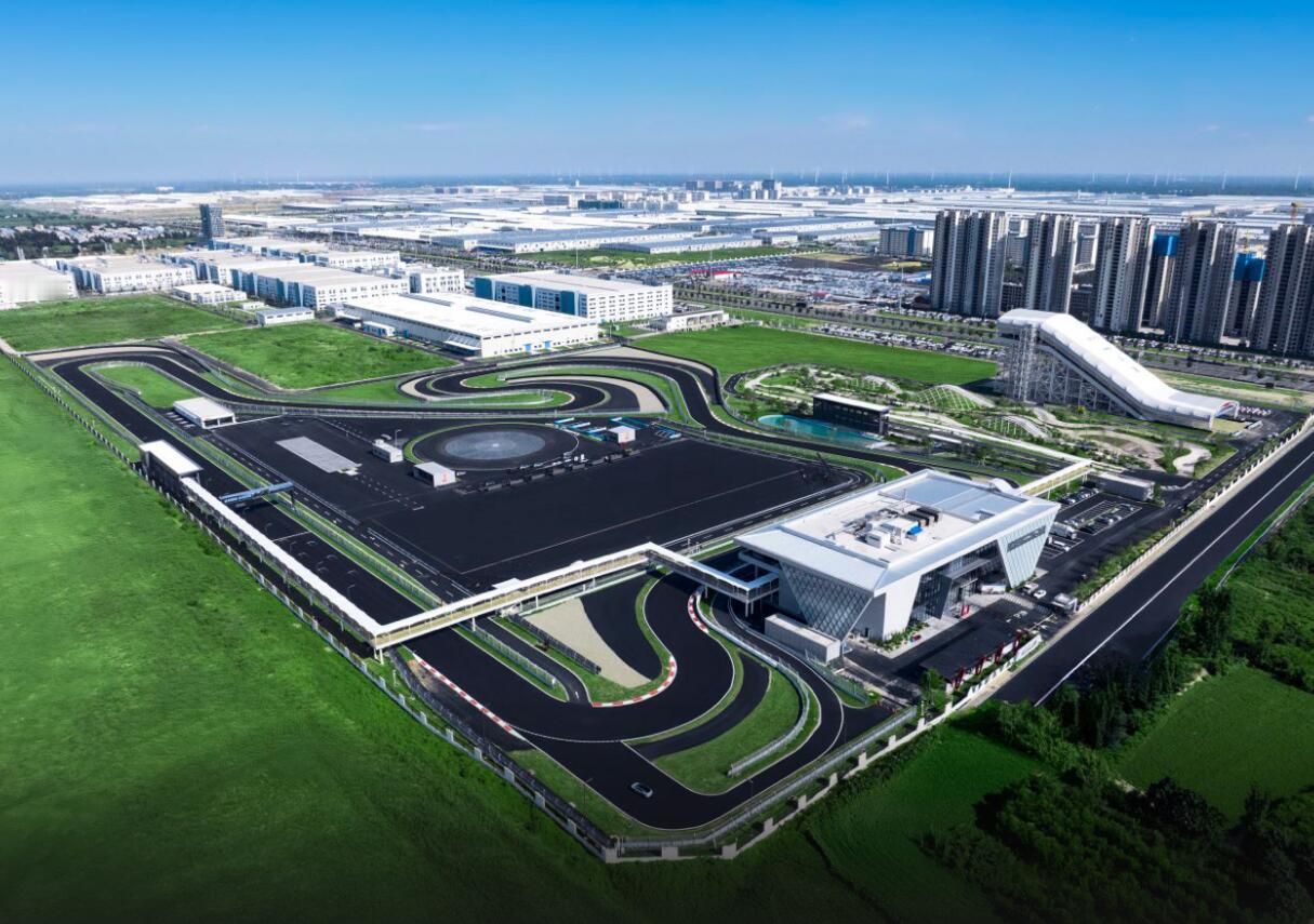 比亚迪全地形赛车场开业
    比亚迪这回可霸气了哦，在郑州搞了个全地形赛车场！