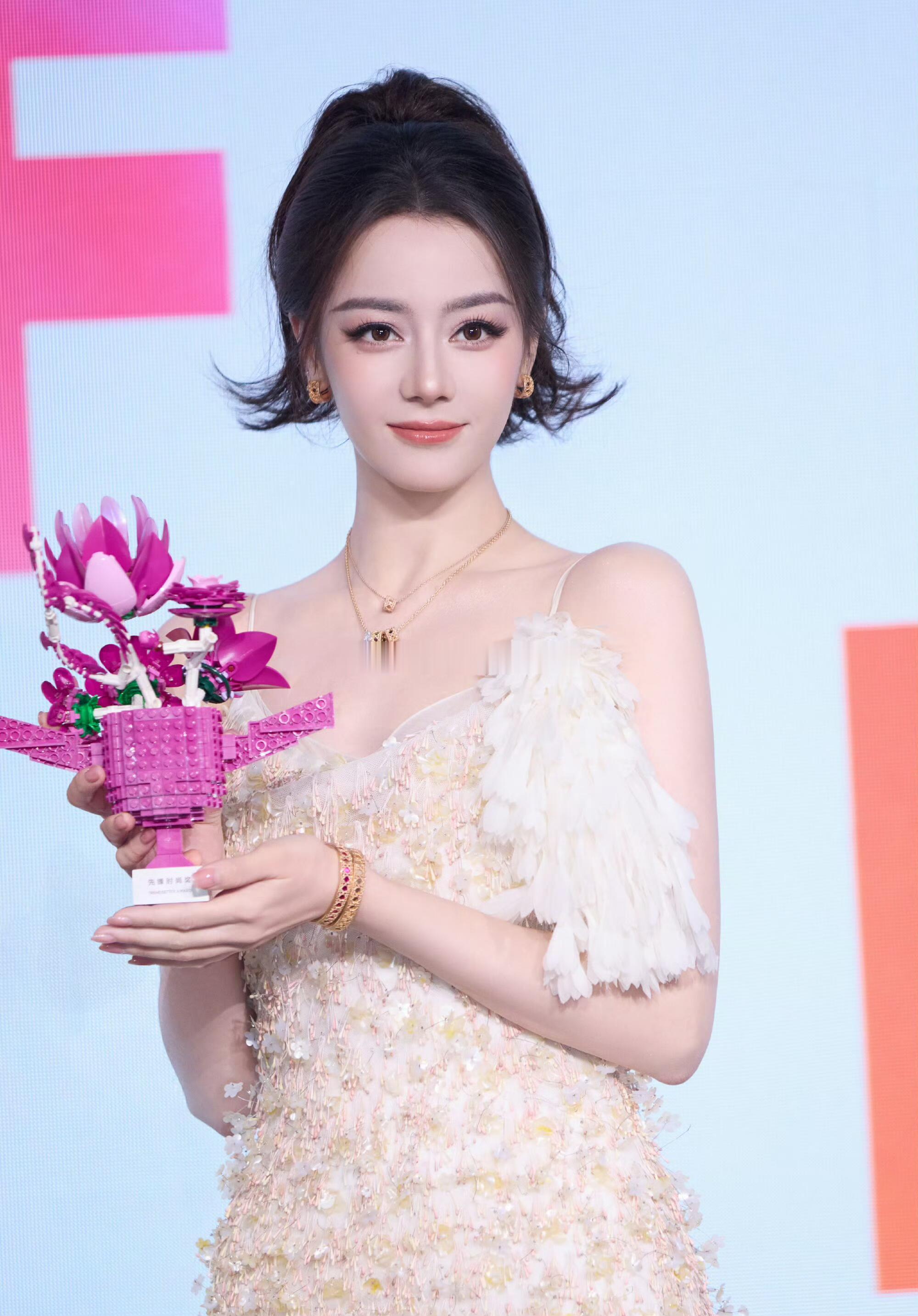 谁懂！热巴VOGUE两套完全不同的氛围感迪丽热巴360度子弹时间迪丽热巴[超话]