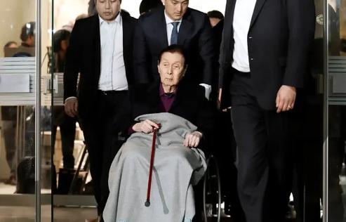 2020年韩国乐天集团创始人辛格浩离世，这个活了99岁的财阀，一辈子靠钱权交易绑