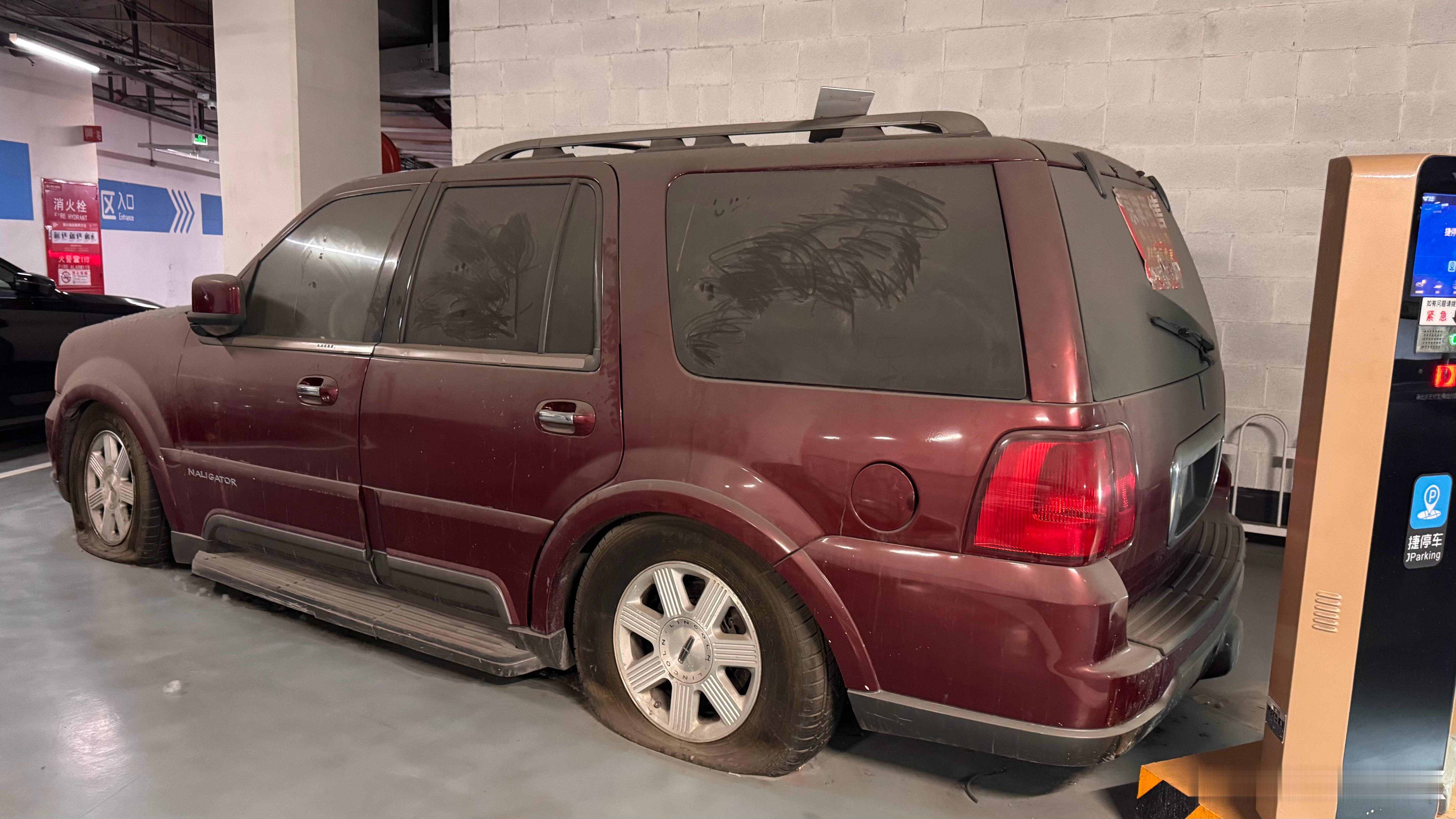 放到低趴的林肯领航员…现在看这套设计还是很有大佬的感觉 