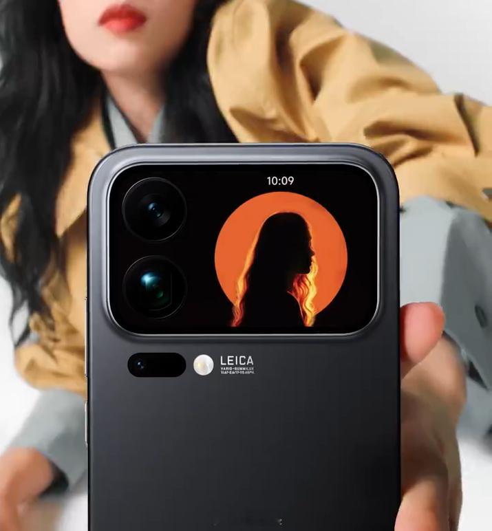 目前官方放出来的小米17Pro 背屏东西还不多，只是用来展示各种类型的壁纸，给手