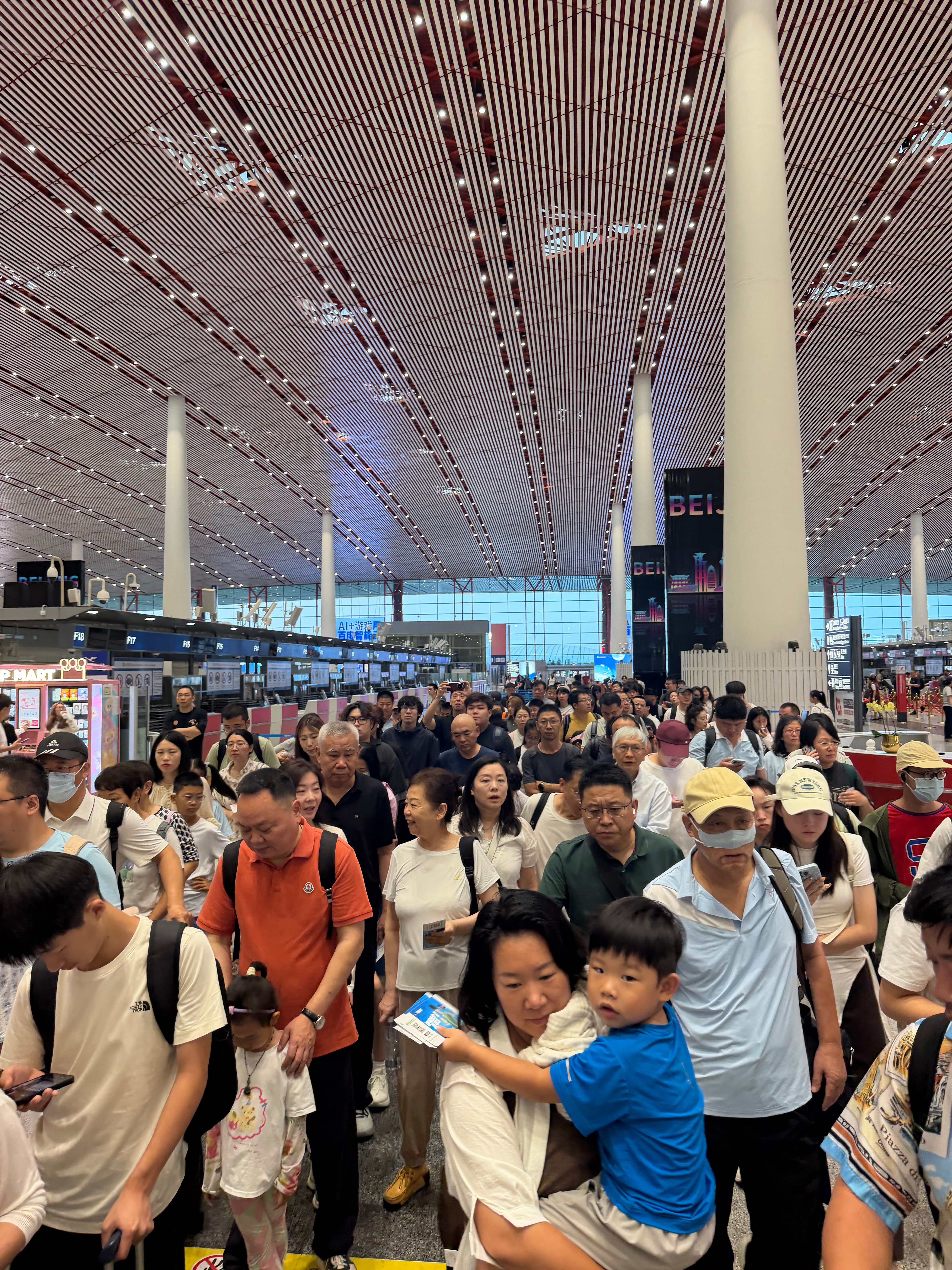人类小规模迁徙。是春运提前？还是旅游业复苏？ 北京·北京首都国际机场