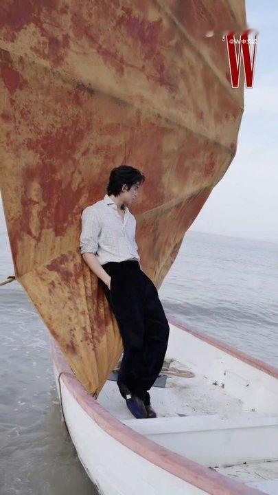 吴磊W中文版 吴磊w中文版，好港男的磊磊！吴磊好港男 ​ ​​​