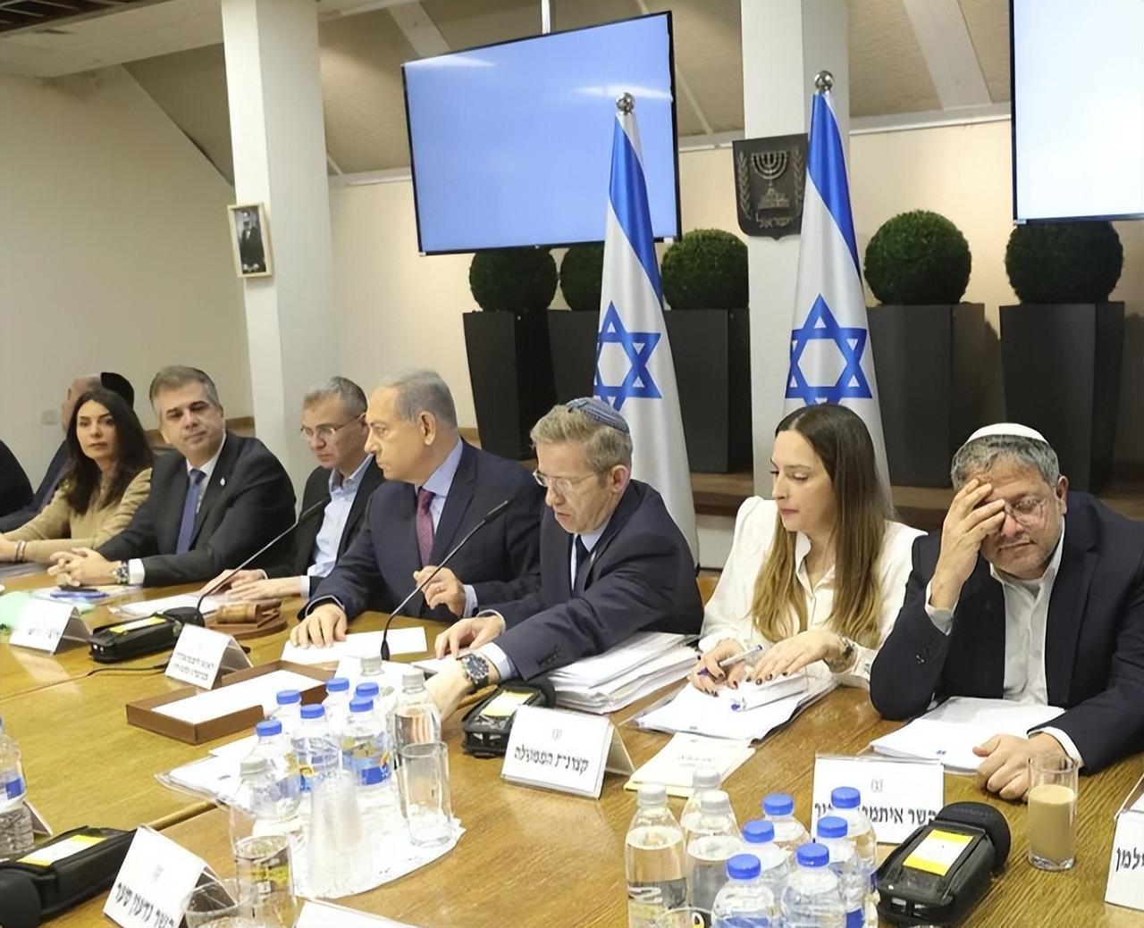 被伊朗硬刚！特朗普喊着 “美国优先”，为何甘愿做以色列的 “第七个行政区”？
