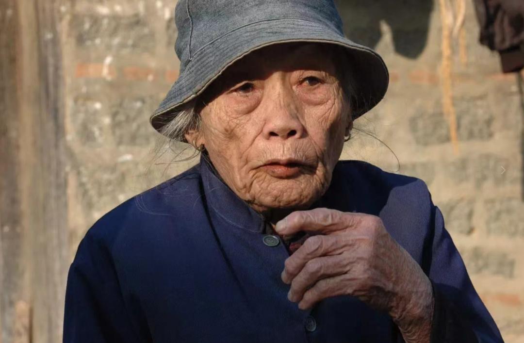 陈亚扁（1927年12月-2017年5月11日），女，黎族，出生于1927年12