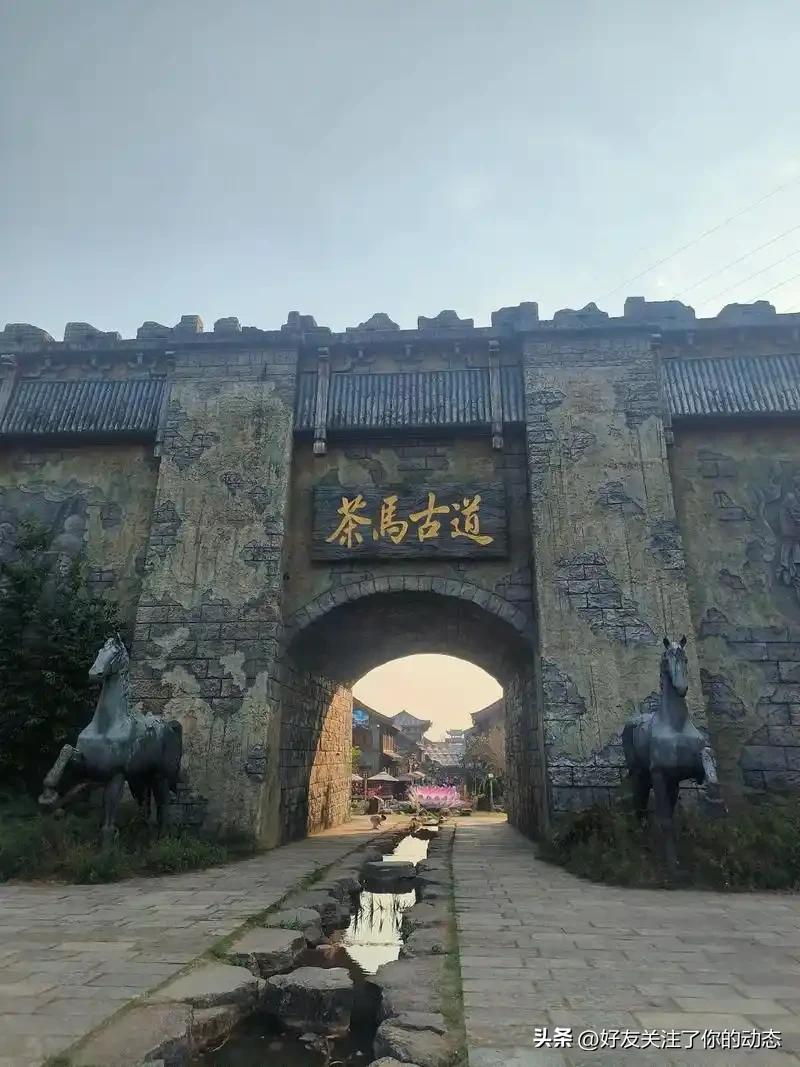 褪去诗意的茶马古道
 
       如今人们提起茶马古道，总联想到古镇风光、马