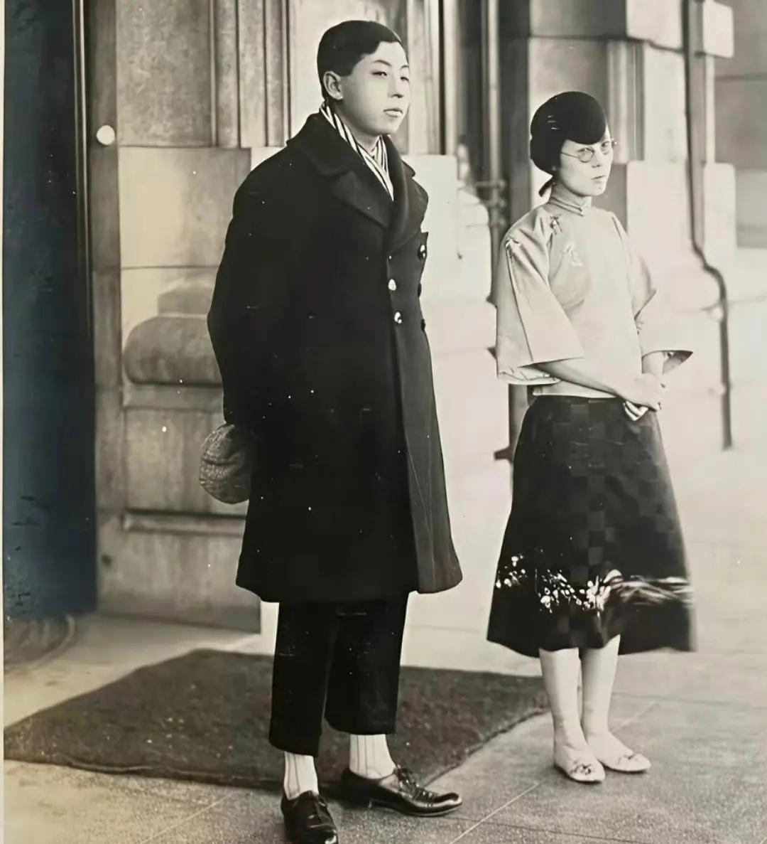 1925年，25岁的张学良与于凤至在天津时的一张留影，虽然当时张学良才25岁，但