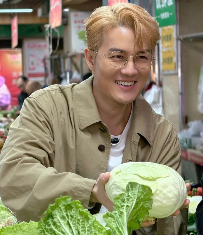 人民日报评吴克群人民日报都夸吴克群了！不搞明星架子，真心实意帮农助农，还把一次性