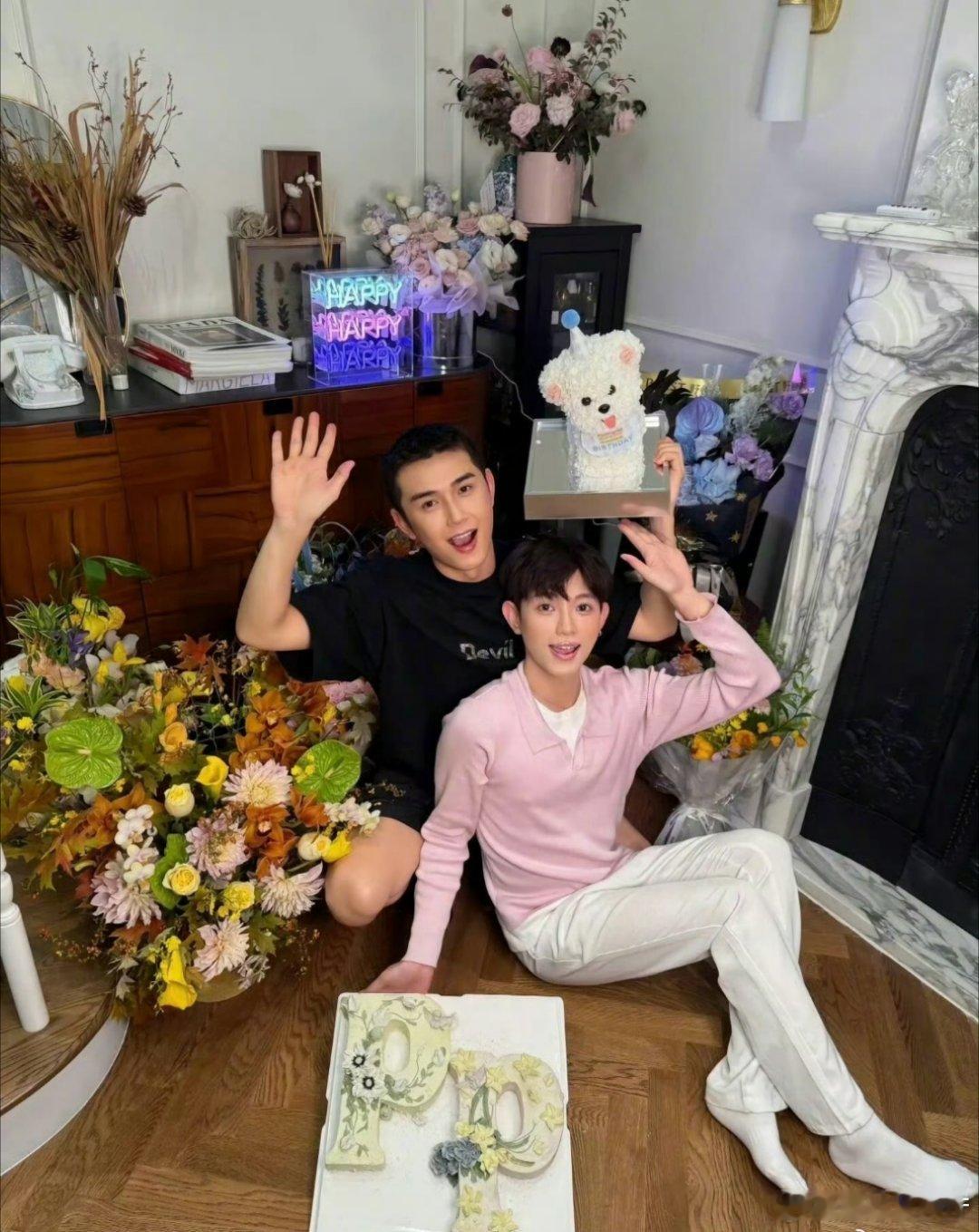 #付鹏与男子合影#付鹏与男子合影，这是什么操作。 ​​​