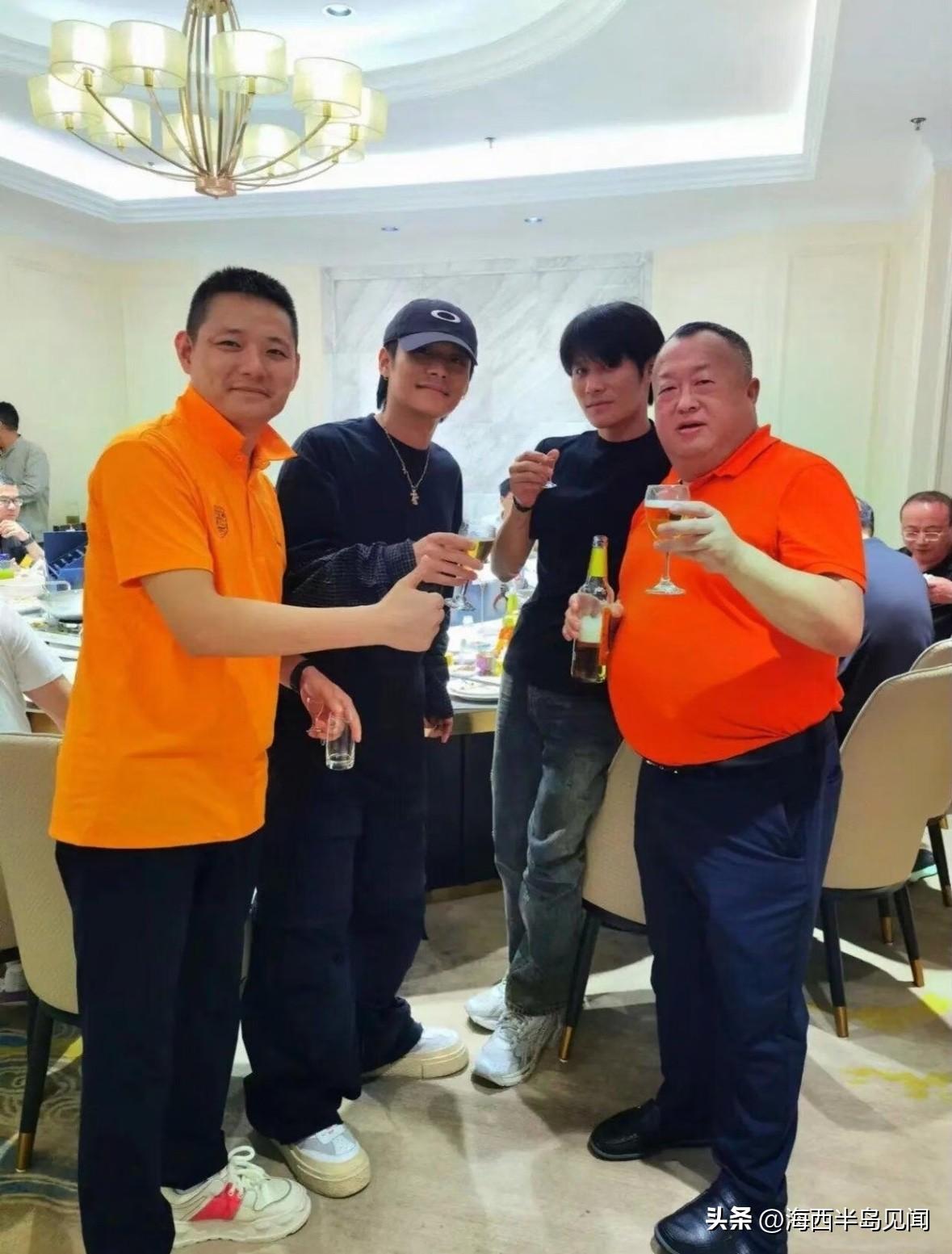 攀华集团董事长李兴华设宴款待大小杨哥的一幕。大家举杯畅谈，双方开启跨界合作。传统