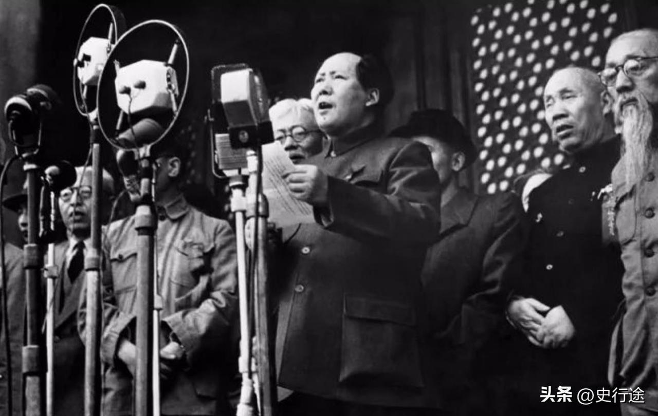 1949年，开国大典林伯渠宣布:“请毛主席升旗！”林伯渠并未意识到这句话犯了个错