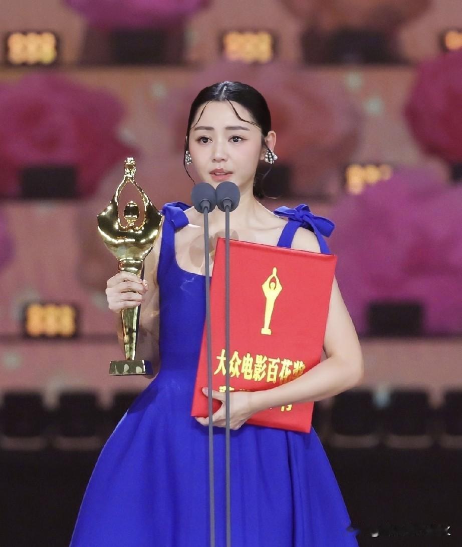 当获奖的场馆里都在滔滔不绝时，她举起奖杯走过人群，带着属于她的荣誉离开了这个名利