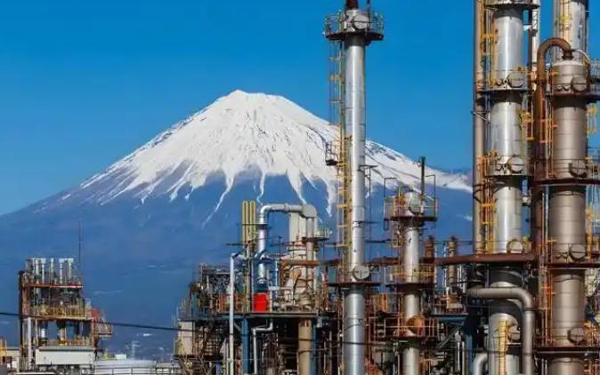 说好的禁运呢？日本偷偷往俄罗斯运了20万桶油，美国却连屁都没放一个。

一船从日