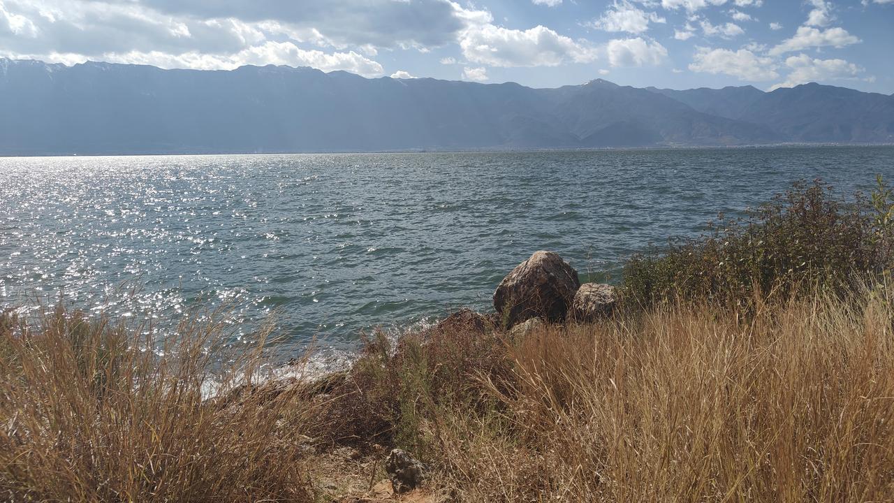 海东骑行，天气炎热，没什么游客。海东挖色沿途的洱海美景和公路景色。