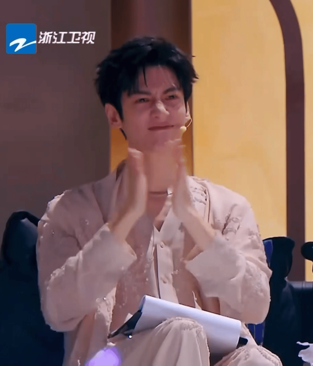 罗云熙齐思哲 ✨罗云熙黎斯 今日阳光好 天公乐逍遥 特有风来到 别在云中飘 想念