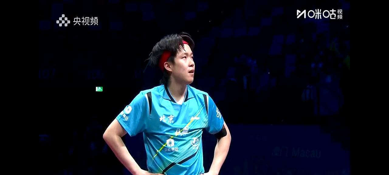 樊振东最后一球给王楚钦机会了。
 

眼看差一分就能追平，王楚钦一激动手滑打丢了