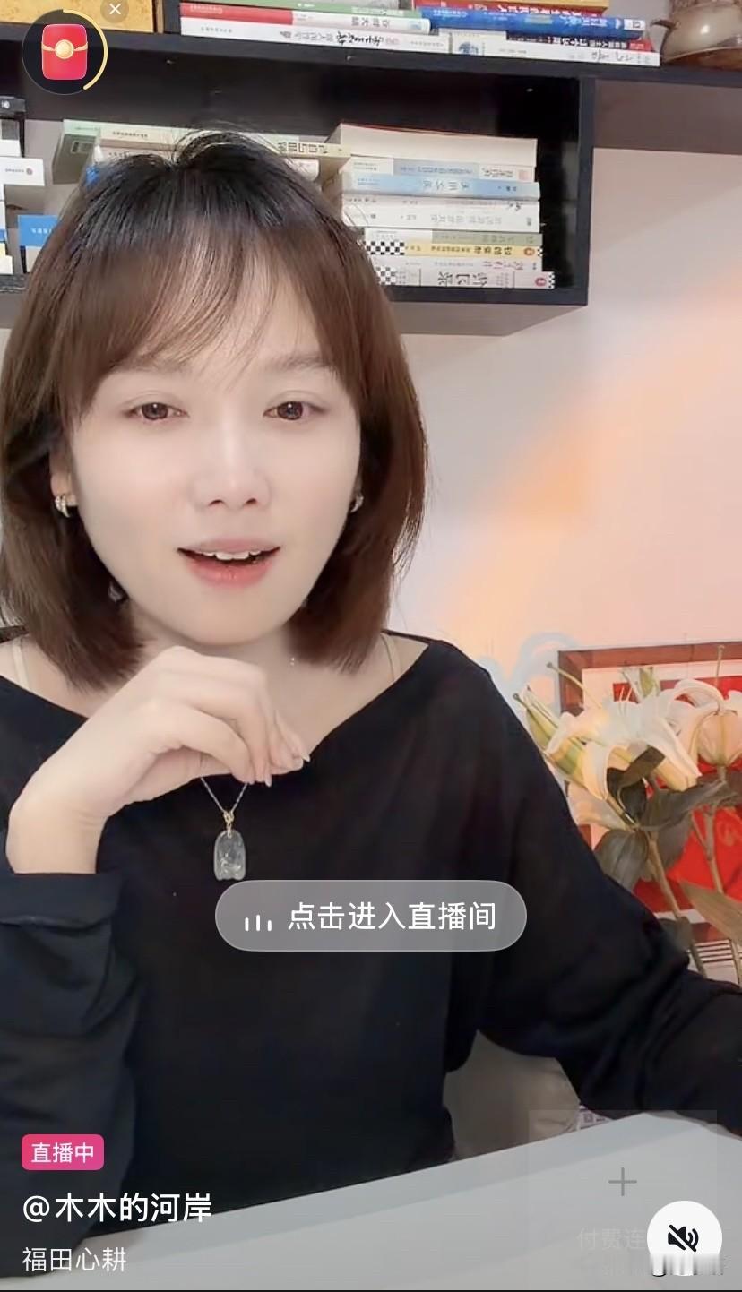 如何看待秋天的第一杯奶茶？虽然是商家的营销手段，但不失为年轻人的一个社交借口，尤