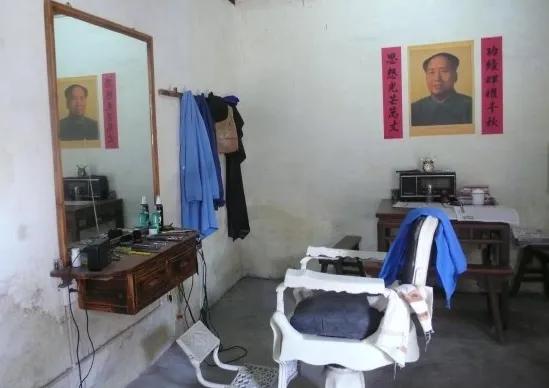 我常年光顾的两家理发店，都是夫妻店，多年如一日地专心做着一件事，感觉他们挺安逸挺