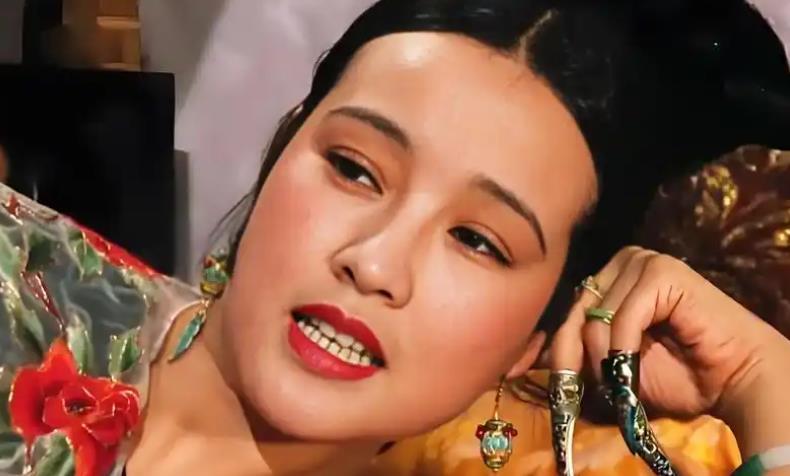 公元1880年，守寡27年的慈禧，变得犯困厌食，还恶心想吐，肚子也微微隆起，两位